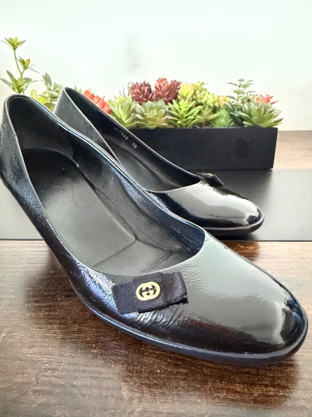 Gucci Black Patent Leather Kitten Heel Pumps with Bow Logo EU 38
